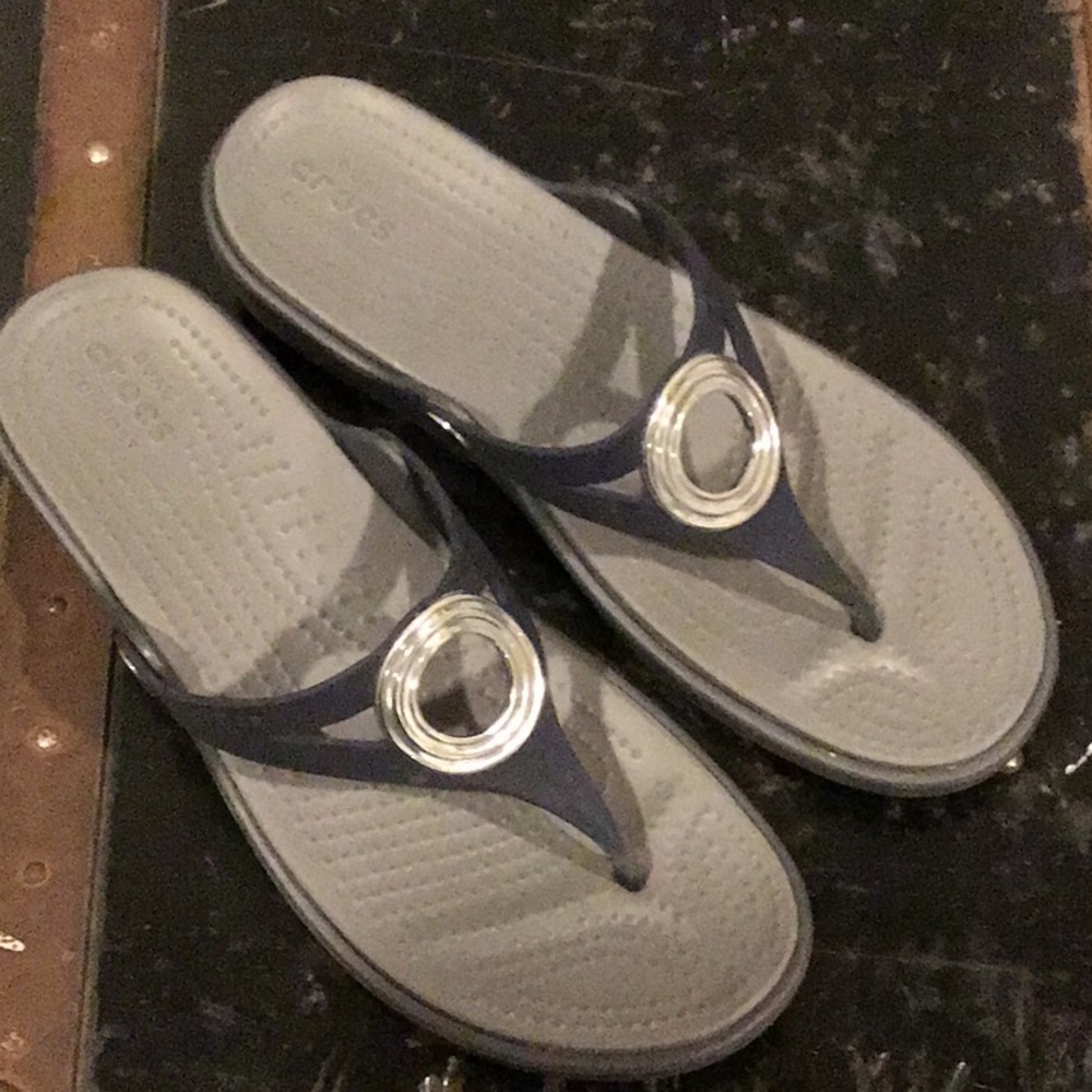 Crocs Like New Navy and silver sandals